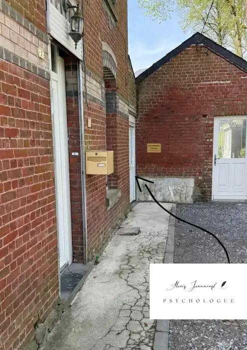 Extérieur du cabinet situé à Avesnelles, avec une maison en briques et un jardin. Proche d'Avesnes-sur-Helpe, Maubeuge et Aulnoye-Aymeries.