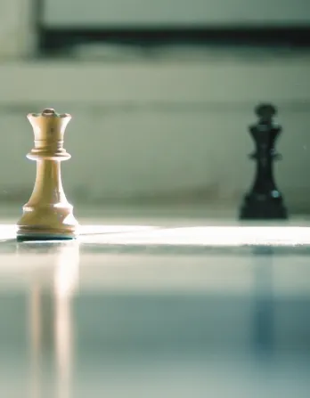 Pièces d'échecs symbolisant la réflexion et la stratégie thérapeutique.